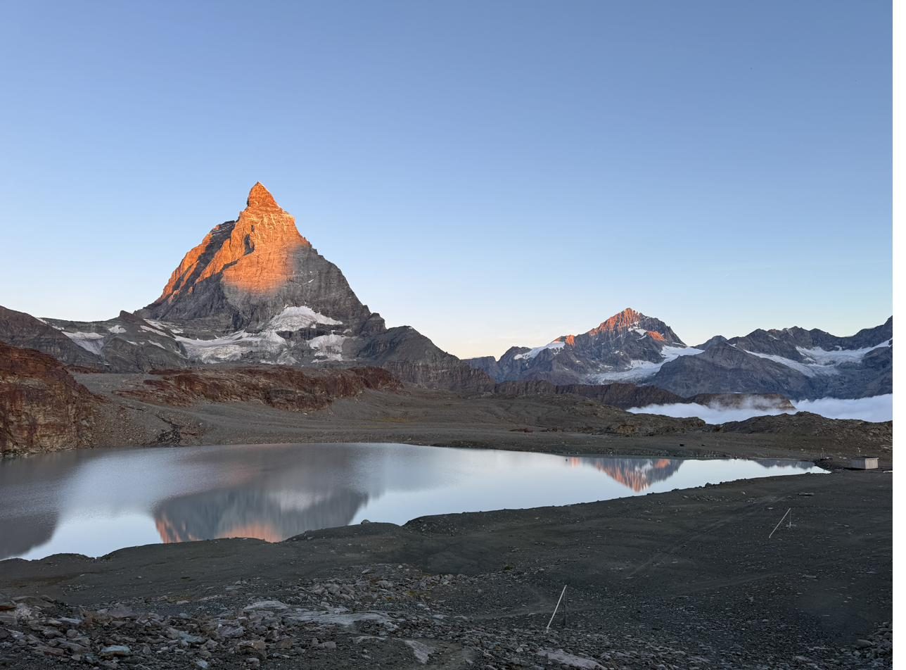 Matterhorn spiegelt sich im Morgenlicht in einem Bergsee