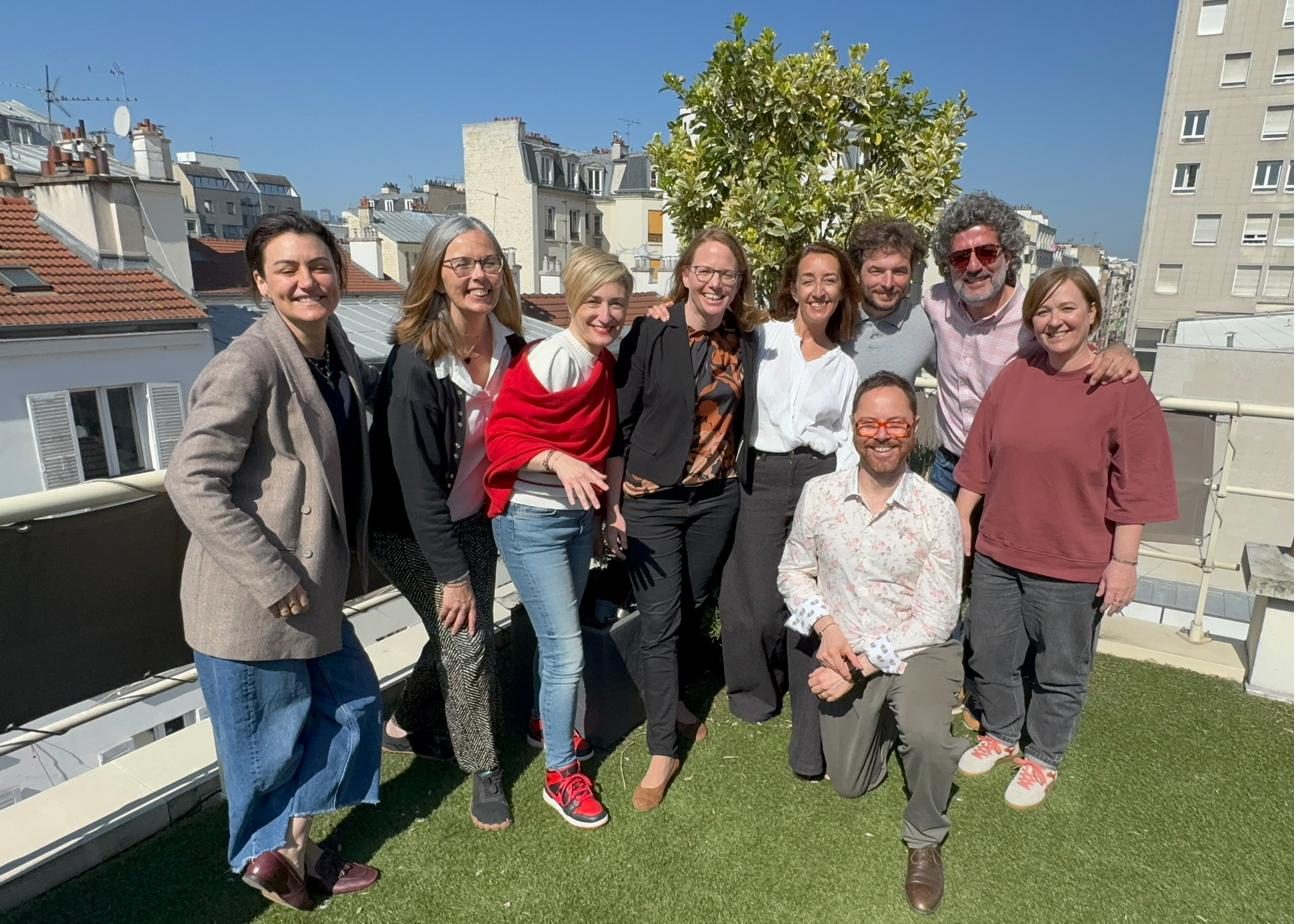 Teamfoto auf einer Dachterrasse